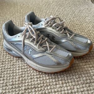 Under Armour Women's Gray Athletic Shoes Size 10.5